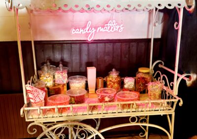 Candy Bar 'Elegance' im Paket mit Zubehör und Dekorationen.