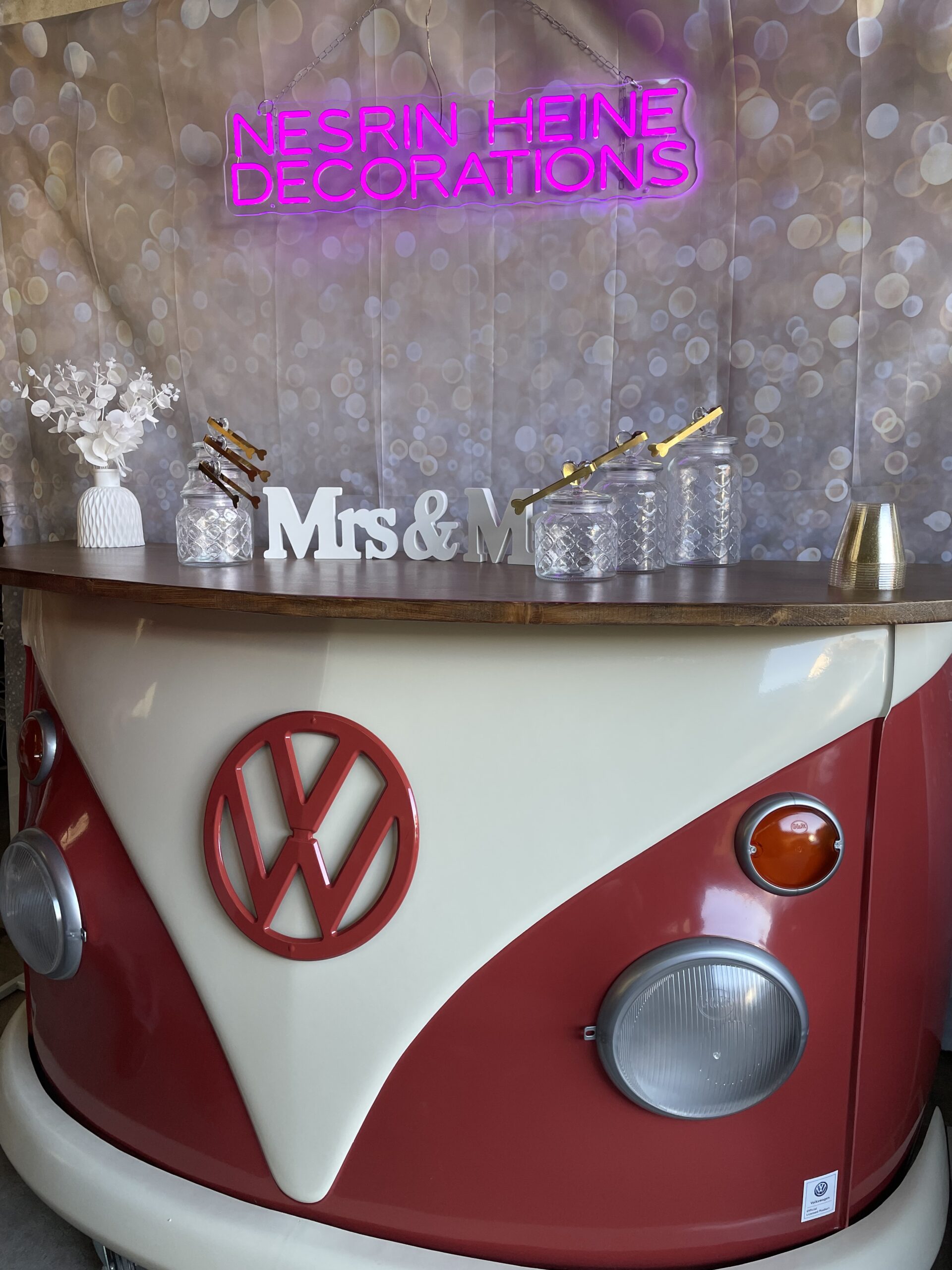 Candy Bar 'Elegance' im Paket mit Zubehör und Dekorationen.